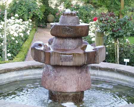 Brunnen im Rosengarten